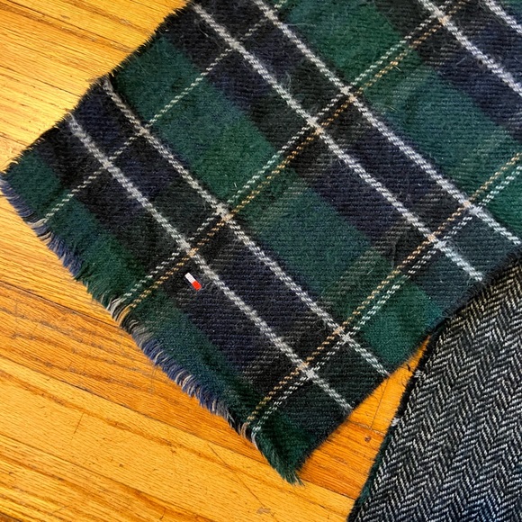 Tommy Hilfiger super soft scarf in good condition - Picture 2 of 4